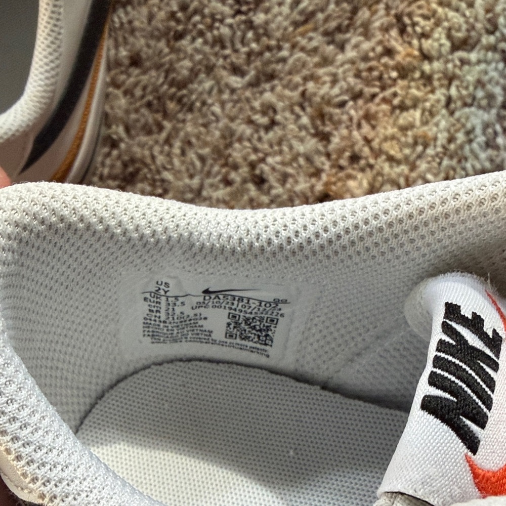 Nike Kids Shoes White and Gold - Picture 3 of 3